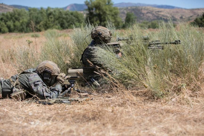 Los tiradores de precisión, armados con fusiles Barret y Accuracy son los encargados de ejecutar fuego de precisión contra personal y material.