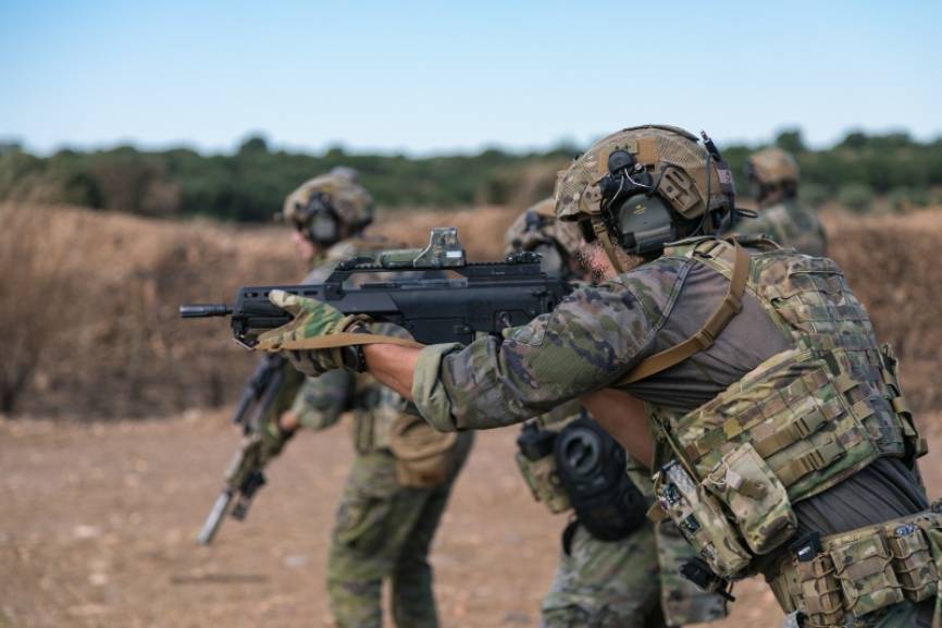 La CRAV está especialmente capacitada y equipada para planear, conducir y ejecutar sus cometidos en entorno terrestre y litoral, y opera normalmente en grupos reducidos.