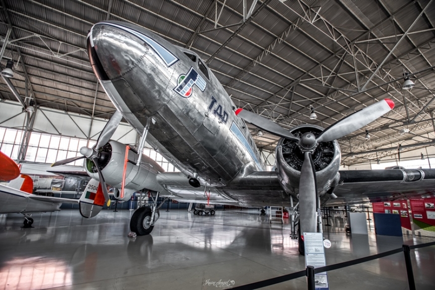 Douglas C-47 Skytrain: Las múltiples versiones de este exitoso avión fueron adquiridas por nada más y nada menos que 90 naciones, siendo fabricados 10.000 aparatos por la factoría norteamericana. Su diseño lo hacía idóneo para transporte de mercancías y saltos de paracaídas (hasta 28).