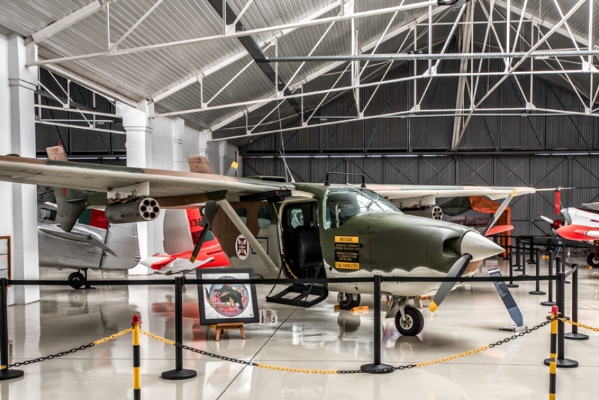 Cessna 337 Super Skymaster: Avión bimotor construido en una configuración mixta tracción-empuje. La curiosa situación de sus dos motores, uno en el morro y otro en la parte trasera del fuselaje, daba como resultado un sonido especial y único. (Fotografías: Juan Ángel TC)