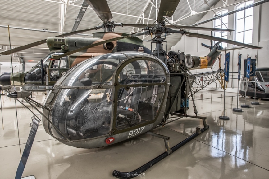 Aérospatiale Alouette II: El Alouette II fue el segundo modelo de helicóptero al servicio de FAP. Se adquirieron siete unidades en 1954, de los cuales ese mismo año se perdió uno por accidente. Los seis restantes fueron enviados a Angola con motivo de la Guerra de Ultramar. Posteriormente sirvieron en la Guinea portuguesa en un nuevo conflicto, y es allí donde comenzaron a ser sustituidos por el Alouette III.