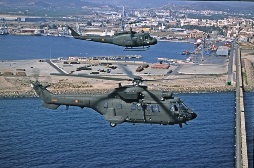 Los UH-1H (arriba) fueron paulatinamente sustituidos con sistemas más modernos como el AS532 “Cougar”, que vemos en primer plano.