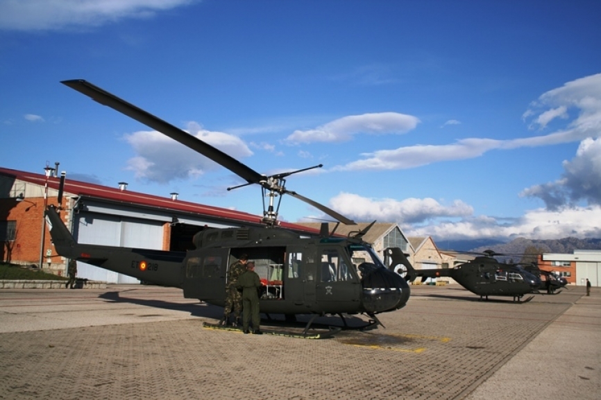 El último operador del UH-1H ha sido la ACAVIET, aunque las tareas de enseñanza se han realizado en los Airbus Helicopters H135, que se ven en segundo plano.