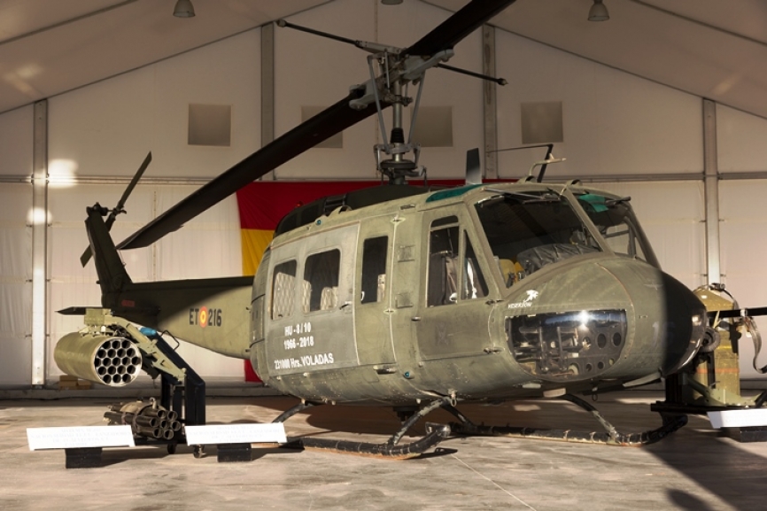 Durante la ceremonia se mostró la amplia panoplia de armamento que utilizaron los UH-1H del ET.