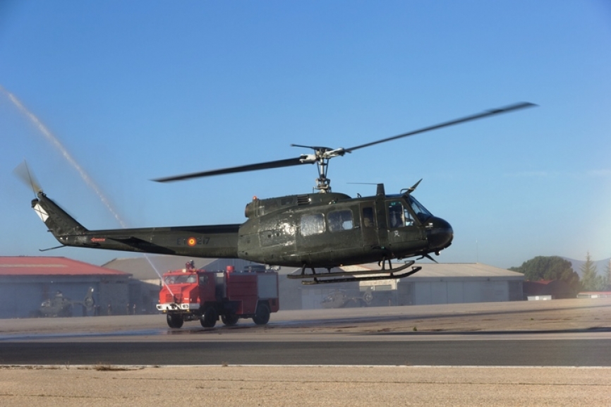 El último en vuelo ha sido e ET-217, que vemos tras pasar por el tradicional “arco de agua” de los camiones de bomberos.