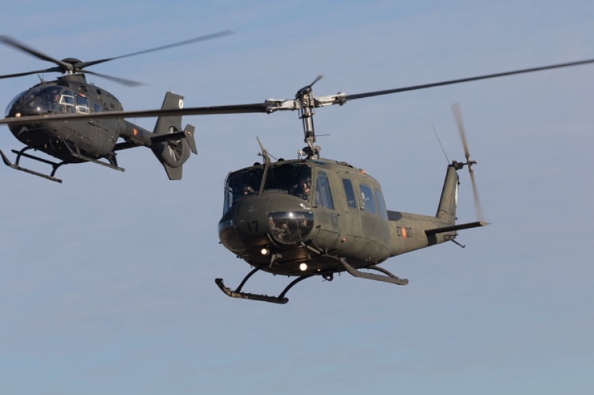 El último vuelo de un UH-1H de la ACAVIET contó con el acompañamiento de 2 Airbus Helicopters H135.