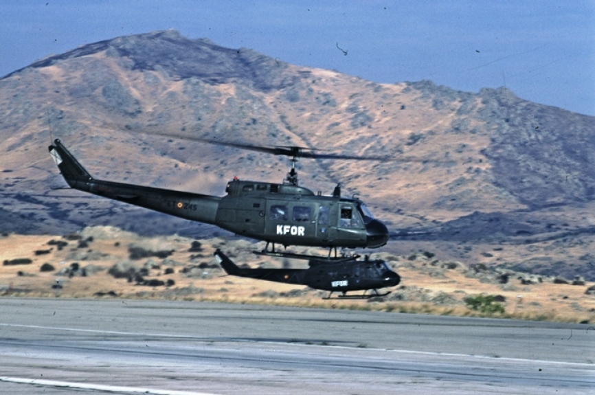 Entre las misiones internacionales del UH-1H estuvo la protagonizada en Kosovo en 2000, para los que se pintó las siglas KFOR.