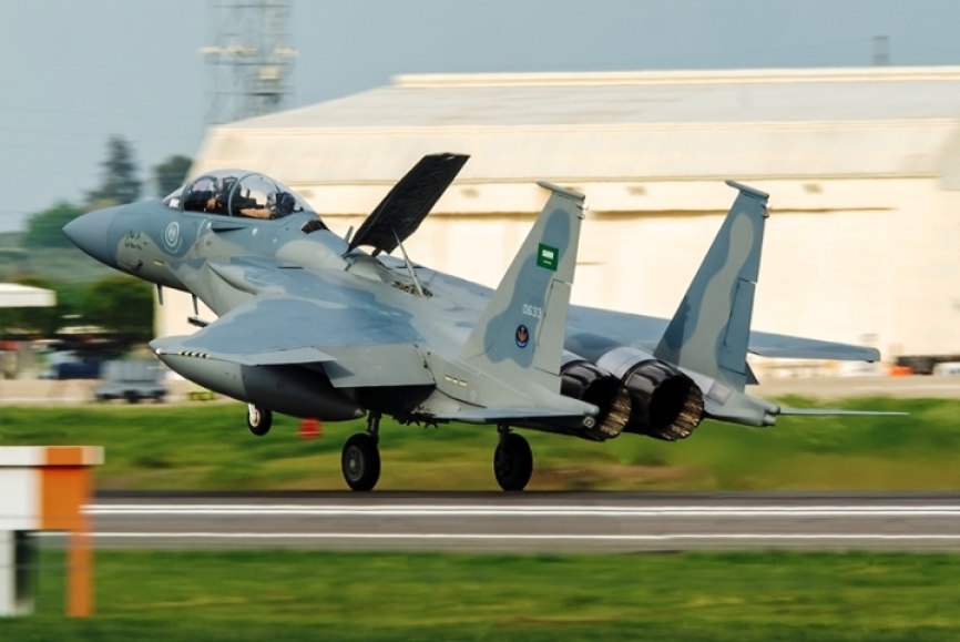 Uno de los F-15SA en el momento de tocar tierra en la Base Aérea de Morón (foto José. A Bejarano)