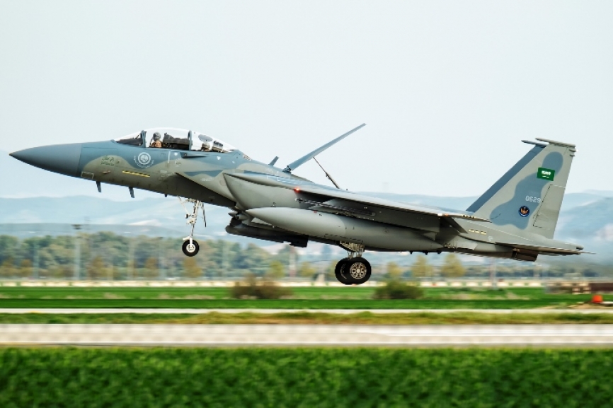 El F-15SA muestra sus elegantes líneas durante el aterrizaje en la hispalense base del Ejército del Aire (foto José. A Bejarano)