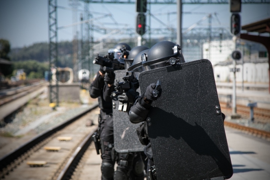 Como no puede ser de otra manera, el entrenamiento en los escenarios más reales posibles son habituales en el GOES. En este caso, gracias a la colaboración de RENFE-ADIF, pudimos presenciar diversas actuaciones en un convoy de la estación de La Coruña.