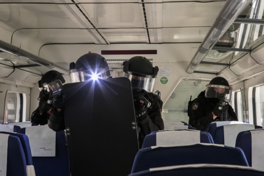 Cabe destacar que muchos de sus integrantes proceden del GEO y que, viene a colación decirlo, éste es utilizado como paso intermedio antes de intentar acceder a él, lo que no da lugar a dudas del nivel de preparación estos policías.
