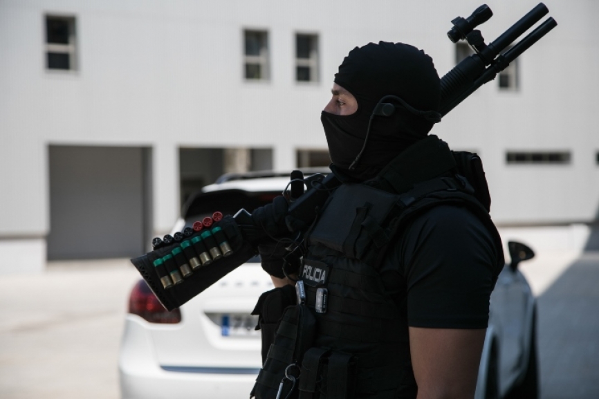El material de dotación, es lo suficientemente variado como para hacer frente a las diferentes misiones a realizar: HK MP5, G36, HK417, lanzadores de 40mm o los rifles de precisión CZ-750 son algunas de las herramientas con las que cuenta el GOES.