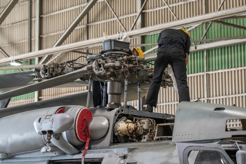 El grupo motopropulsor del SH-60B se compone de dos turboejes General Electric T700-GE-401C cada uno con potencia de 1.417 KW, que le permiten alcanzar estos números: Velocidad de carrera a 1.500 m: 234 km/h; velocidad de crucero a nivel del mar: 272 km/h; radio operacional para despliegue de 3 horas: 93 km; Radio operacional para despliegue de 1 hora: 278 km; radio operacional en una misión SAR: 463 km; radio operacional en una misión SEAL: 370 km; relación máxima de ascenso vertical a nivel del mar: 213 m. por minuto.