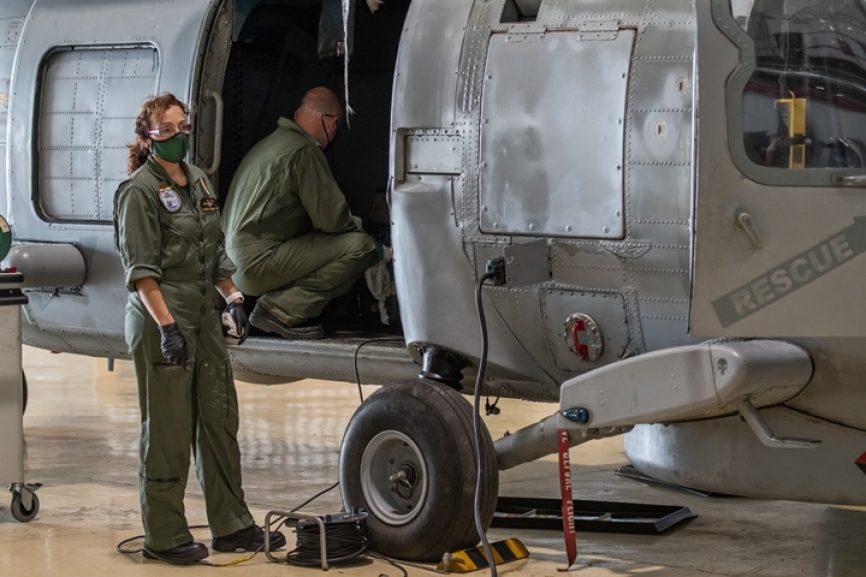 Tanto los SH-60B como los SH-60F disponen de una única puerta en su cabina de carga, sita en su lado derecho, lo que no impide la realización de un desembarco en zona hostil de manera segura y no supone incumplir ninguna norma de seguridad. En el lado izquierdo del helicóptero se dispone de una amplia ventana habilitada como salida de emergencia, lo que aumenta las posibilidades de salida de los pasajeros en caso de accidente, además cuenta con un sistema de iluminación interno, que dirigen a esta zona de escape.