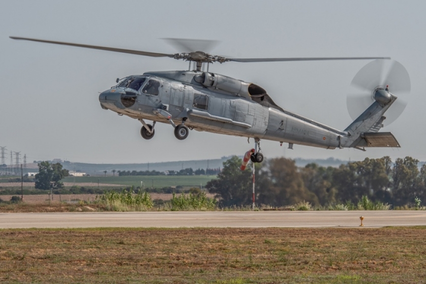 El SH-60F puede transportar 11 soldados totalmente equipados además de los 3 tripulantes, por lo que su capacidad es menor que los SH-3, sin embargo ofrecen mayor velocidad y seguridad.