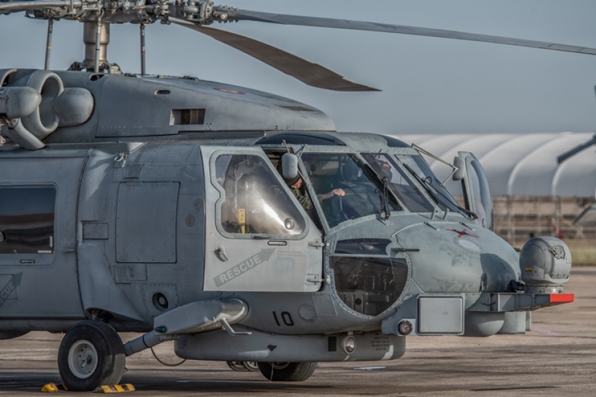 El SH-60B tenía idéntica configuración que el UH-60 Black Hawk. Pero el SH-60 añadió modificaciones para cumplir sus misiones de lucha antisubmarina (ASW) y seguimiento y adquisición de blancos en superficie (ASST).