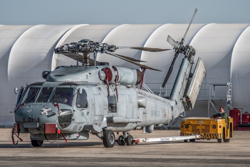 El SH-60B puede plegar las palas del rotor principal, freno del rotor principal, y el rotor de cola.