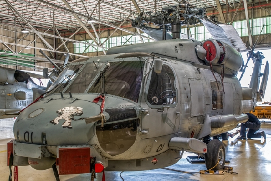 Los SH-60B del décimo escuadrón van armados con torpedos Mk-46, 1 “Penguin” AGM-119 ó 4 misiles “Hellfire” AGM-114K / R, ametralladora GAU-16 de 12,7 mm, lanzador Sonobuoy, designador láser.