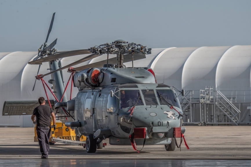 Entre la tecnología destinada a la capacidad antisubmarina del SH-60B destacan la cámara FLIR, interrogador IFF, radar de superficie APS-124, detector de anomalías magnéticas (MAD), detector EW, lentes de visión nocturna, lanzadores de paja y señuelos.