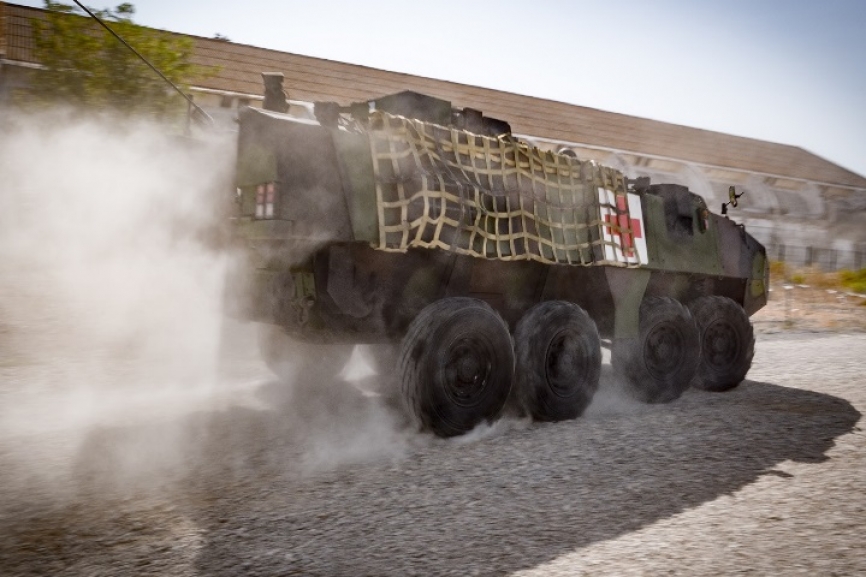 La movilidad y protección que dan los “Piranha” IIIC es fundamental en todos los aspectos, como es el caso de la evacuación de bajas en el de la variante ambulancia. (foto José Antonio Almarza)