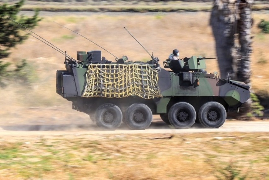 Uno de los “Piranha” IIIC de mando marchando a alta velocidad. (foto Rubén Galindo)