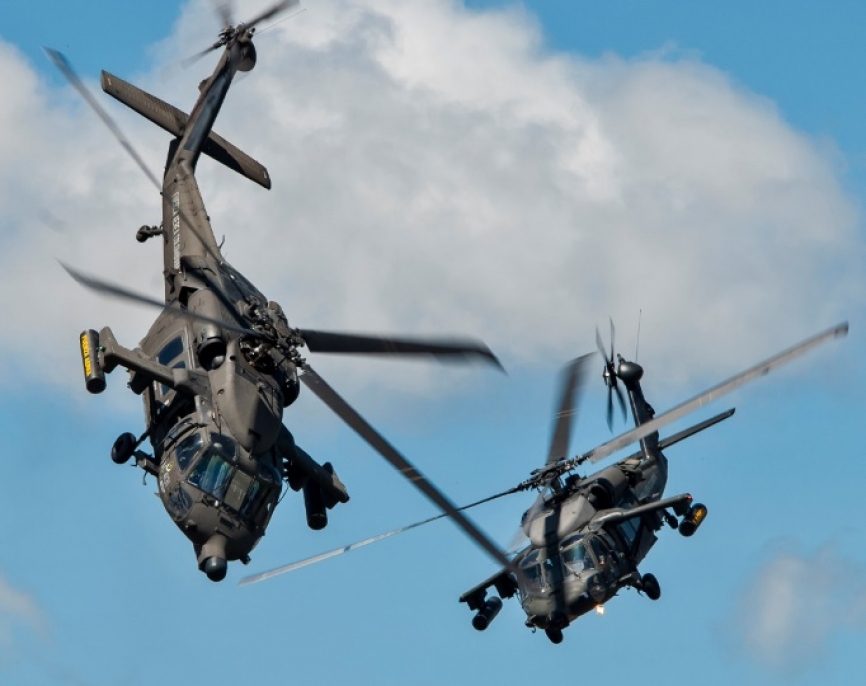 Desplazamiento de los helicópteros para formar una X en el cielo.
