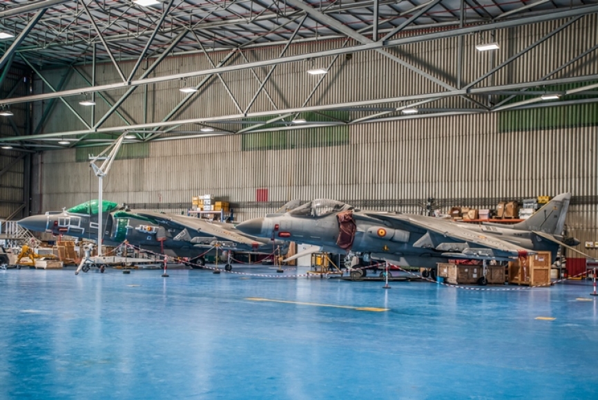 En los hangares del Segundo Escalón de Mantenimiento de la FLOAN, en la Base Aeronaval de Rota, es donde todo un equipo de profesionales de la Armada española realiza el mantenimiento a los viejos Harriers de la novena Escuadrilla. Esta unidad tiene como misión programar, dirigir y ejecutar las tareas de sostenimiento de todas las aeronaves de la Armada, así como de aquellos otros equipos que por su naturaleza o tecnología así lo requiera.
