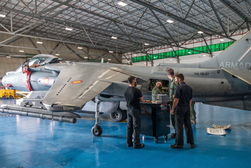 Más de un centenar son los militares dedicados a esta labor tan desconocida como importante. El alto nivel de especialización de este personal es absoluto dada la magnitud de la exigencia en los resultados de su trabajo, aquí no hay lugar para los fallos.