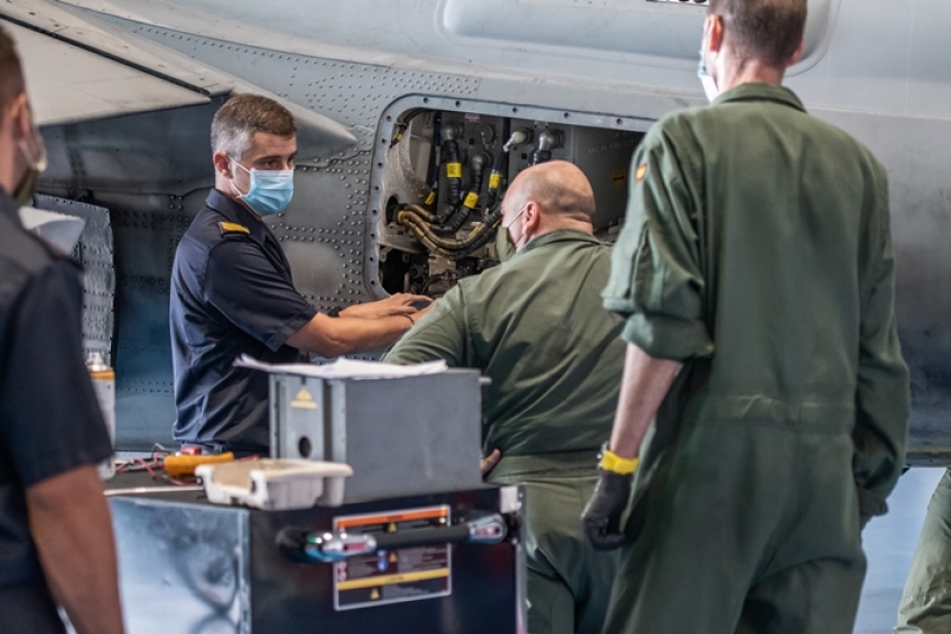 Al entrar a uno de estos hangares, el espectáculo es único: turbinas por los suelos, hélices desmontadas, fuselajes desarmados, palas de helicópteros, etc. No en vano es aquí donde se desmontan las aeronaves en busca de cualquier tipo de fallo que pueda derivar en una tragedia.