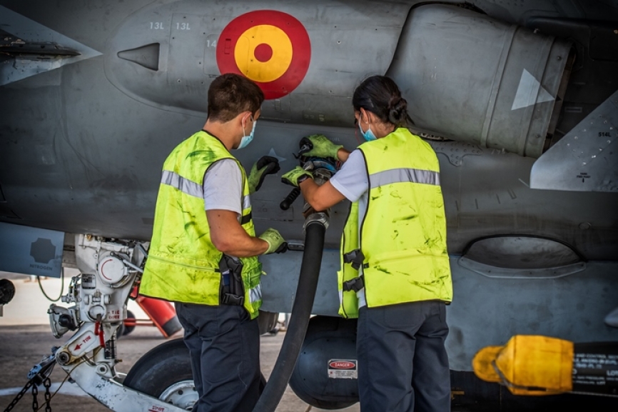 En la imagen se aprecia otra parte de la aeronave que no escapa a la revisión: la rueda de proa con su sistema de suspensión, que se acorta con retracción, y la luz de aterrizaje y carreteo.