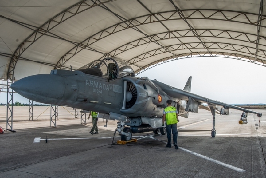 Continúan los últimos repasos. Hay que reconocer que los años pasan por estos aviones pero su aspecto sigue siendo impoluto.