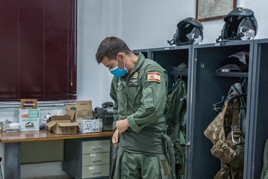 Mientras tanto, en el interior de las instalaciones, los pilotos se van preparando.