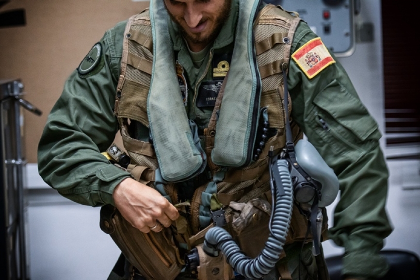 Los futuros pilotos de Harrier de La Armada española pasan dos años en Estados Unidos formándose. Solamente los mejores expedientes de las promociones de segundo y tercer curso tendrán la oportunidad de concluir su formación como pilotos de una aeronave de combate dentro de la Armada.
