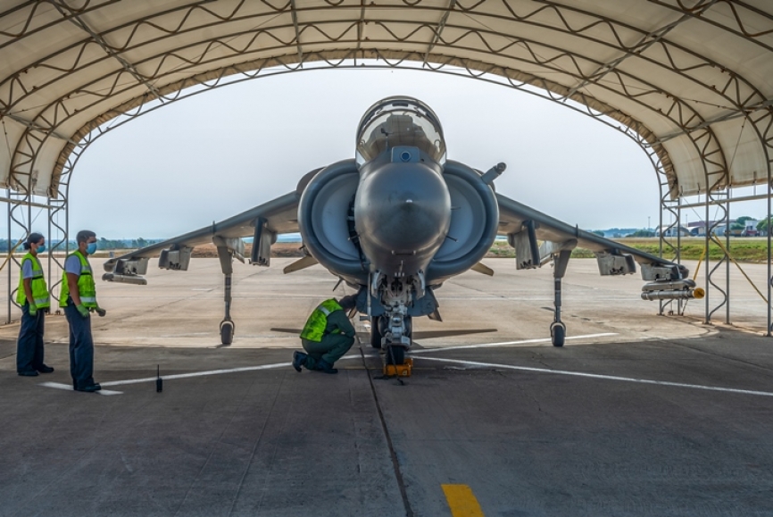 La llegada en 1976 de los primeros Harriers AV-8, que formaron la 8ª Escuadrilla y posteriormente en 1988, la adquisición de otros doce Harriers que formarán la 9ª Escuadrilla, produjeron una complejidad técnica de los sistemas de mantenimiento, que obligó a la ampliación y modernización de las instalaciones destinadas a este objetivo.