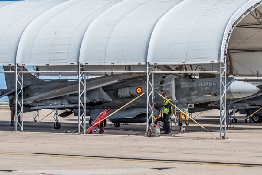 El AV-8B Harrier II Plus está propulsado por un motor de empuje de 23.500 libras (11.750 kg), el Rolls-Royce Pegasus 11-61 (F402-RR-408), que le permite ser un todoterreno en diferentes tipos de misiones.