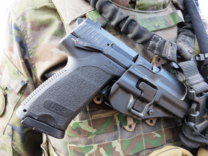Las pistolas HK USP del calibre 9x19 mm. “Parabellum” son armas eficientes y fiables que los mandos suelen llevar en fundas que permiten un acceso rápido a ellas.