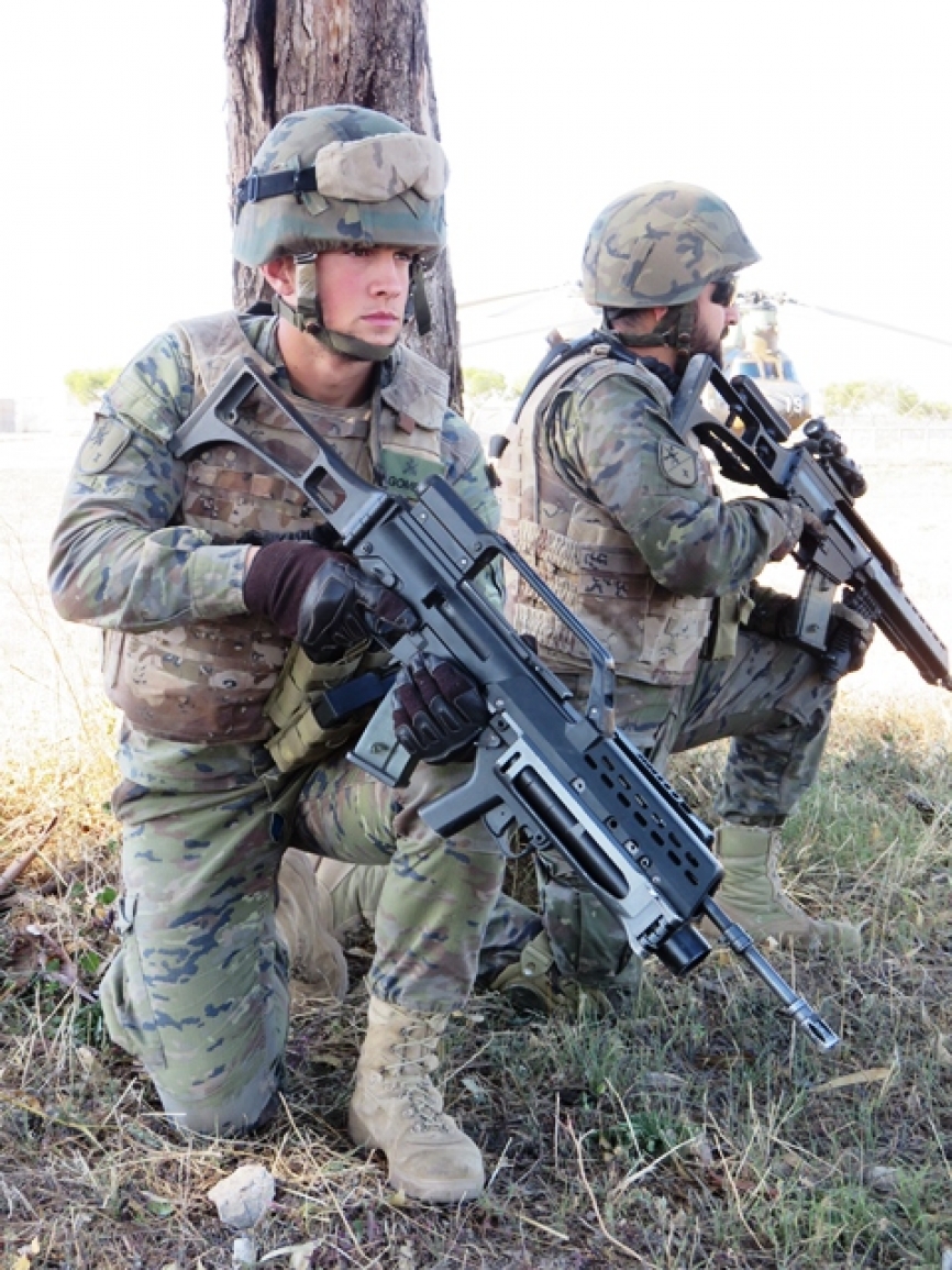 Un par de hombres en cada pelotón puede llevar consigo un lanzador monotiro AG36 de 40 mm. acoplado a su fusil de asalto y preparado para su empleo inmediato.
