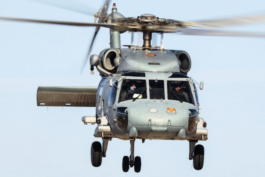 Vista frontal de un SH-60F, se aprecia el tren de aterrizaje extendido al máximo