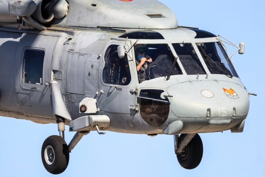 Primer plano de la cabina del helicóptero SH-60F