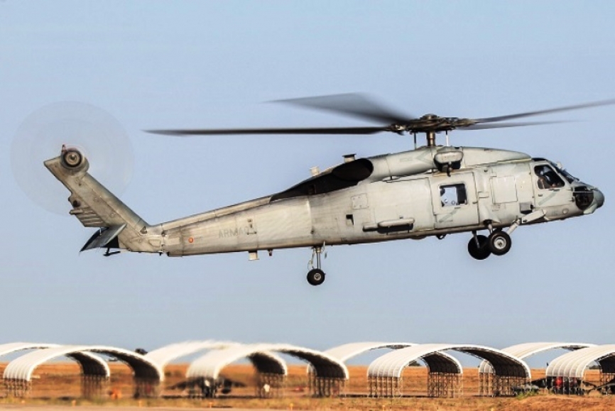 Vista lateral de un SH-60F, detrás se ven los refugios donde se alojan los “Harrier” de la Novena Escuadrilla.