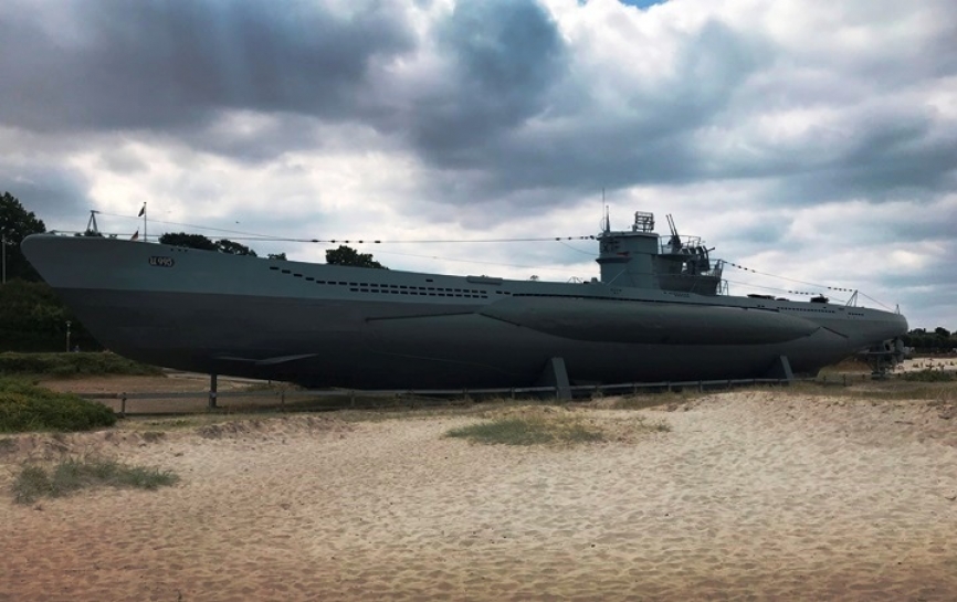 El U995, un submarino del tipo VIIc, entró en servicio el 16 de Septiembre de 1943. Estuvo asignado a la 14ta flotilla, con base en Narvik. Realizó 9 patrullas, hundiendo 3 naves (un tonelaje total de 1560 tn). Rendido a los británicos en 1945, luego de la guerra se entregó a Noruega donde prestó servicios hasta 1965.