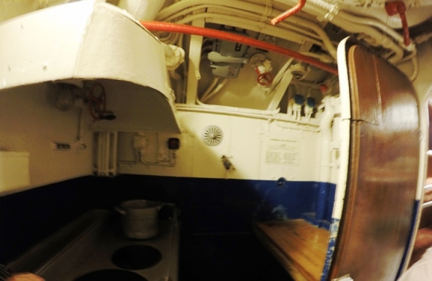 La imagen corresponde a la única cocina de la nave, donde el cocinero preparaba las comidas para los 44 tripulantes.