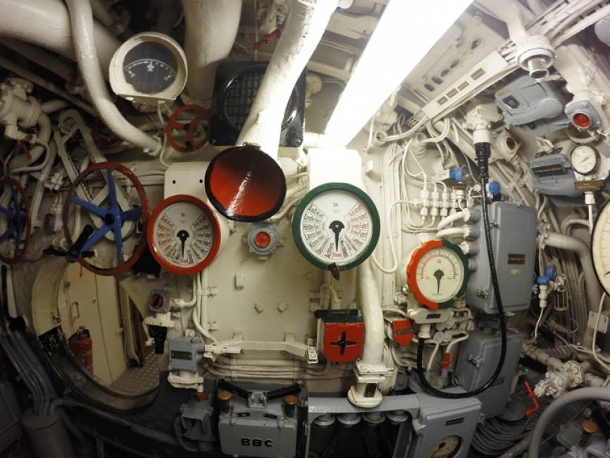 Sala de control (puente de mando). Se aprecian los indicadores de marcha de los motores, indicadores de inclinación de la nave, etc.