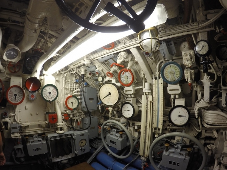 Vista del puente de mando donde estaban los controles e indicadores principales del submarino (inclinación de la nave, inclinación de los planos, timón, indicador de profundidad, etc).