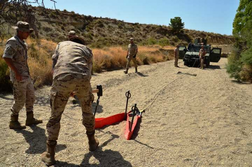 Práctica de recuperación de vehículo en arena para combate en desierto.