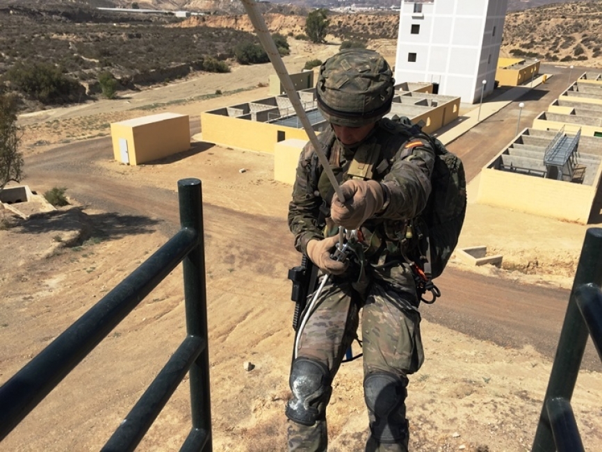 Legionario en la torre multiusos. Al fondo se aprecia el nuevo Polígono de Combate Urbano.