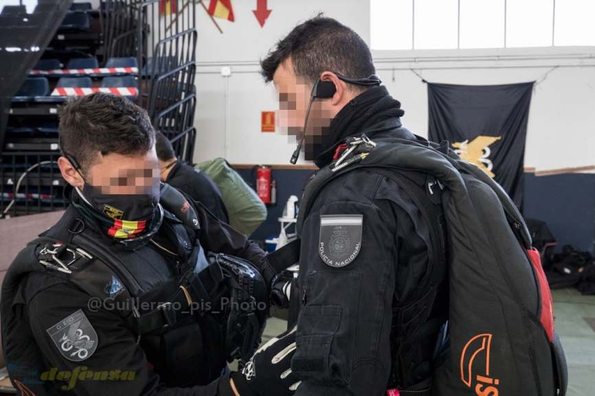Recibido el OK para iniciar las rotaciones de saltos con el Helicóptero, el Servicio de Medios Aéreos (SMA) de la policía nos avisa y nos ponemos manos a la obra. Mientras yo firmo los pertinentes permisos, el grupo ultima su equipación y comprobaciones de seguridad.
