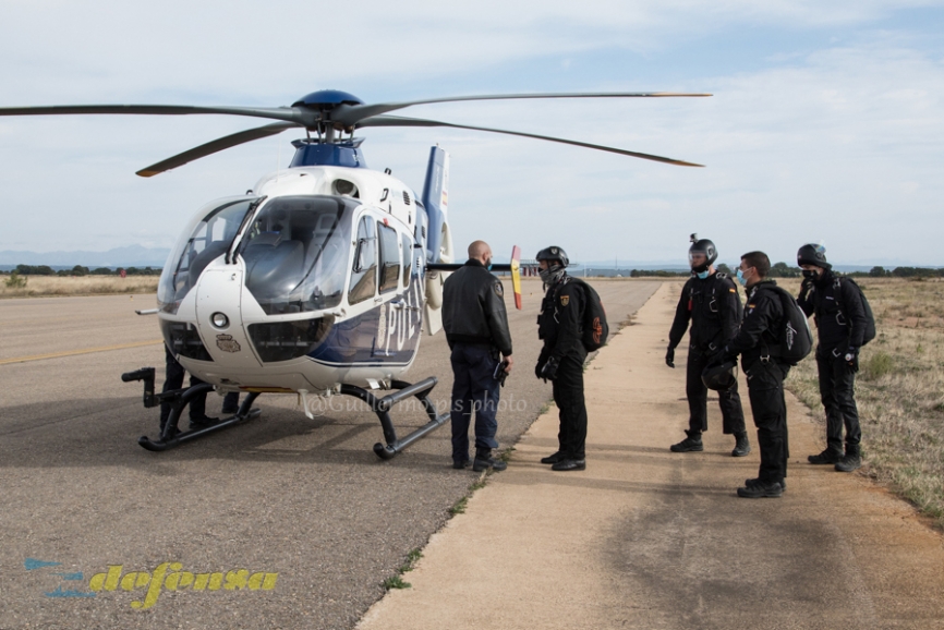 Las rotaciones del helicóptero se realizan mientras embarcan los saltadores en los aviones pues no puede haber aeronaves en la zona mientras haya paracaidistas en el aire.