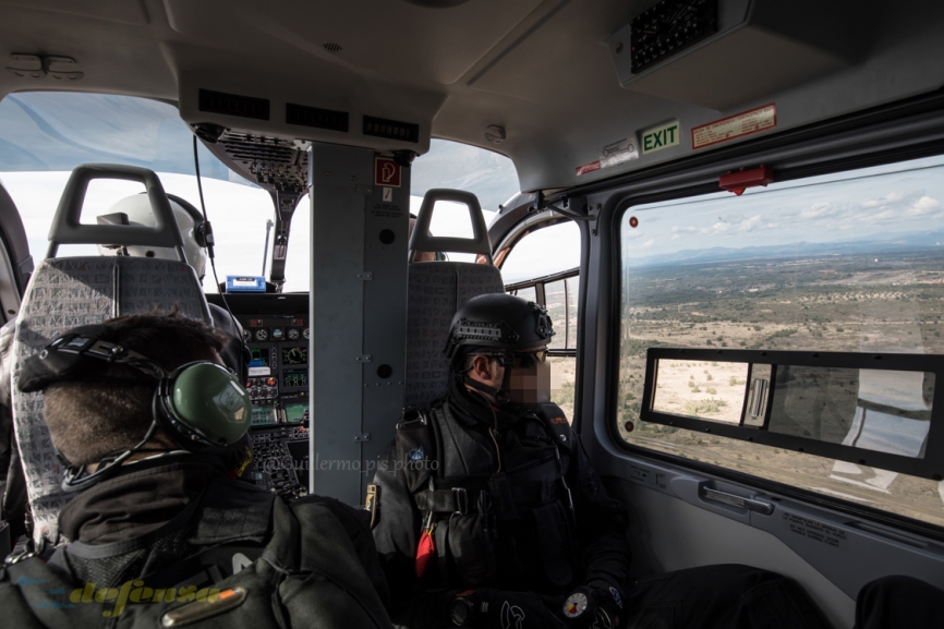 A medida que cogemos altura, el clima reinante no cambia en absoluto. Nadie habla a excepción de los pilotos. Se vive una "calma tensa" por decirlo de alguna manera mientras esperamos a que nos autoricen a entrar en la zona de saltos.