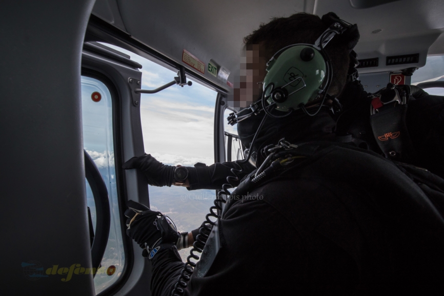 Nos informan que tanto los saltadores previos como su avión están en tierra, con lo que el jefe de salto abre la puerta del helicóptero mientras nos dirigimos a la zona de salto. Estamos a unos 3 mil metros y tras varios minutos con la puerta abierta....apenas puedo mover las manos para hacer fotos, el aire y el frio es terrorífico!!!